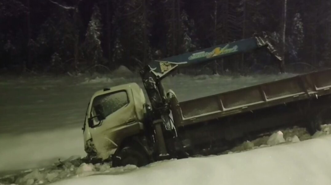 На трассе в Прикамье легковушка врезалась в кран-борт — погиб человек