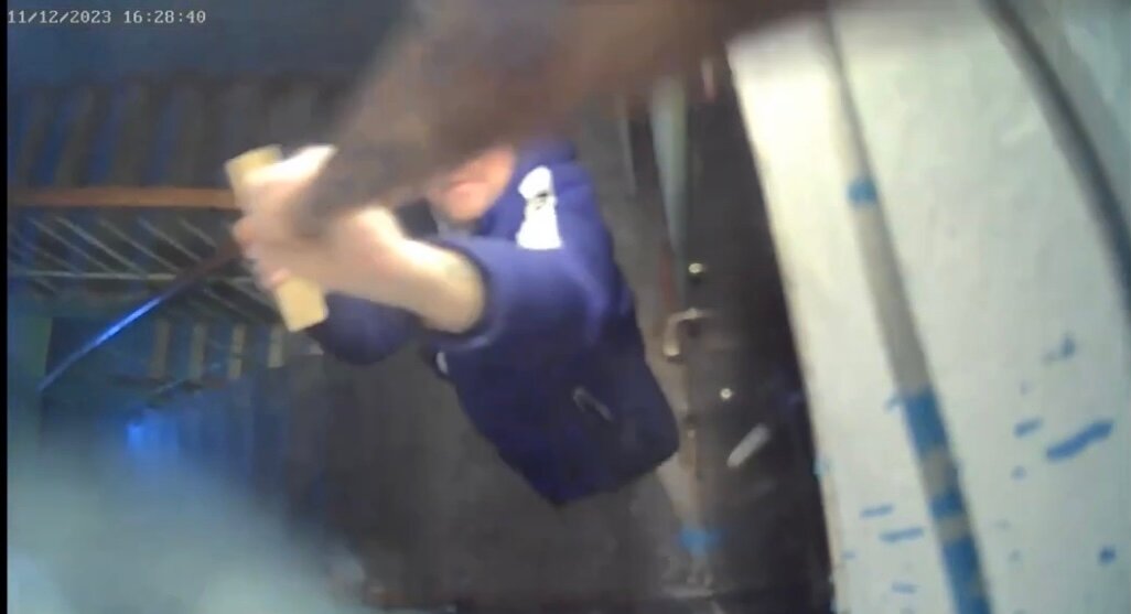 В Перми мужчина терроризирует пожилую соседку