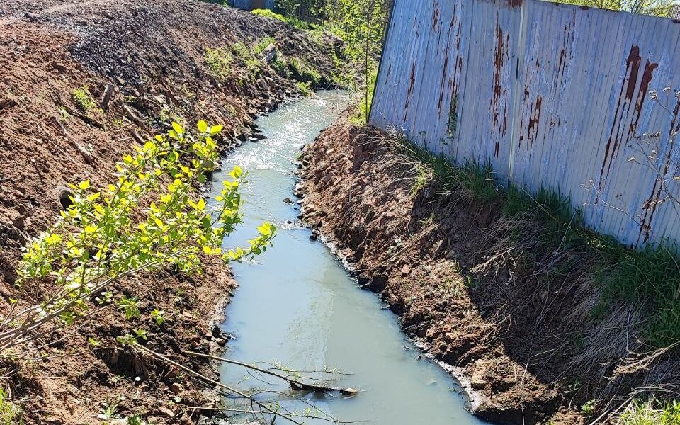 В Камской долине Перми серьезный засор в канализации привел к разливу сточных вод