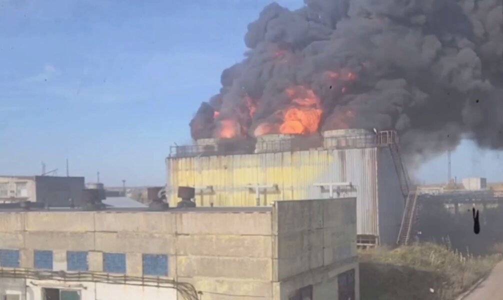 В Перми загорелся химический завод. Фото, видео