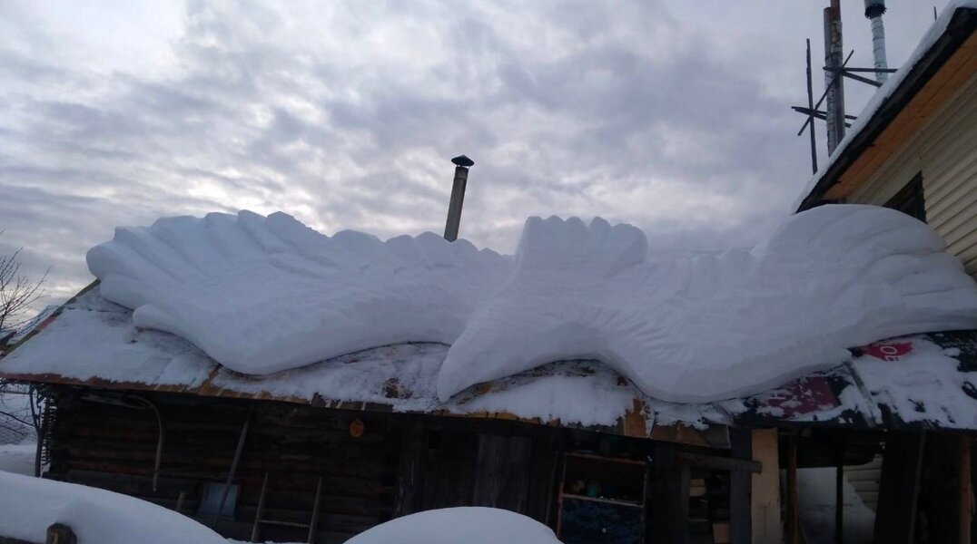 Пермяк на крышах домов создает снежные скульптуры