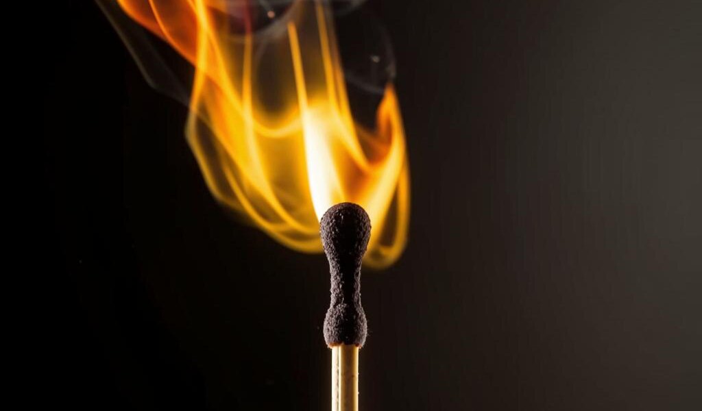 Пермяк облил знакомого бензином, зажег спичку и угрожал убийством