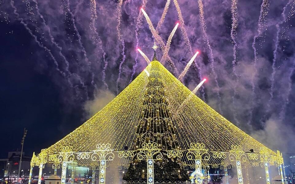 На эспланаде в Перми зажгли центральную городскую ёлку