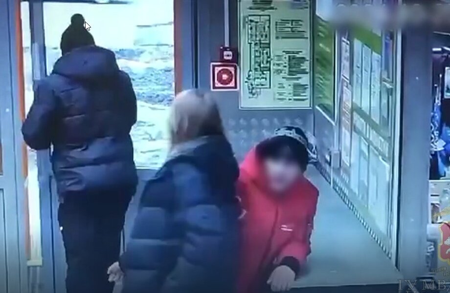 В Перми у подростка, который покупал канцтовары, мужчина прямо на кассе отобрал деньги