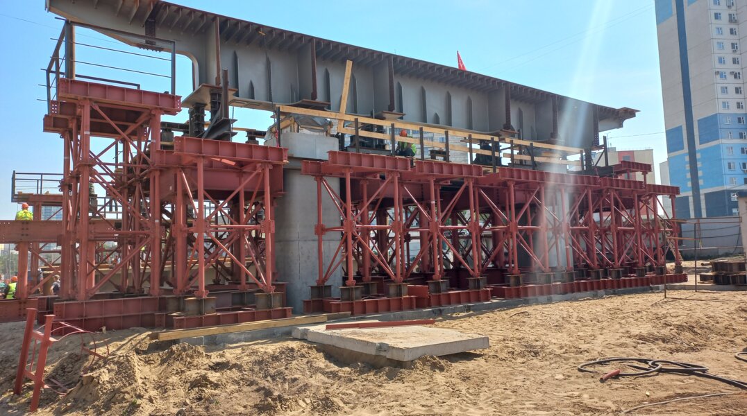 В Перми на шоссе Космонавтов начали укладывать пролетные балки для путепровода