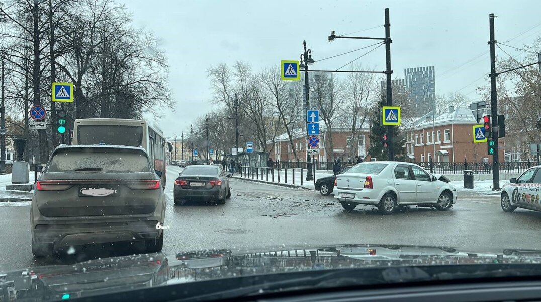 Автоледи на иномарке спровоцировала многокилометровую пробку в центре Перми