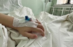 Врачи рассказали подробности о состоянии мальчика, попавшего под снег с крыши в Краснокамске