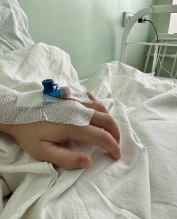 Врачи рассказали подробности о состоянии мальчика, попавшего под снег с крыши в Краснокамске