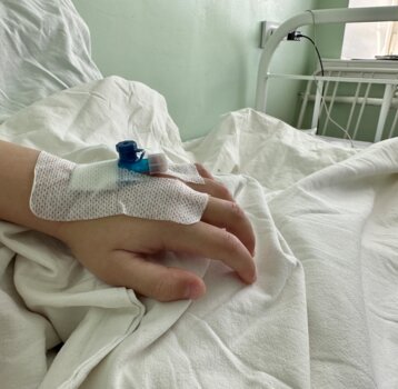 Врачи рассказали подробности о состоянии мальчика, попавшего под снег с крыши в Краснокамске