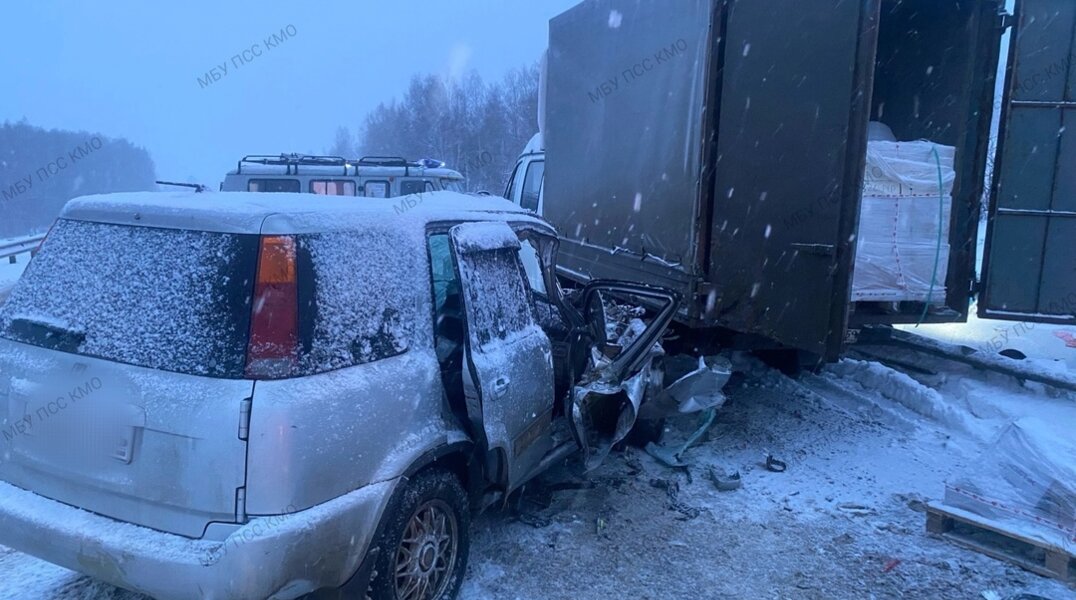 На трассе Кунгур-Соликамск утром водитель иномарки влетел под Газель