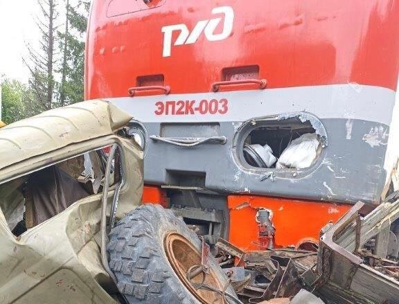 Полицейские нашли водителя ЗИЛа, попавшего в ДТП с поездом