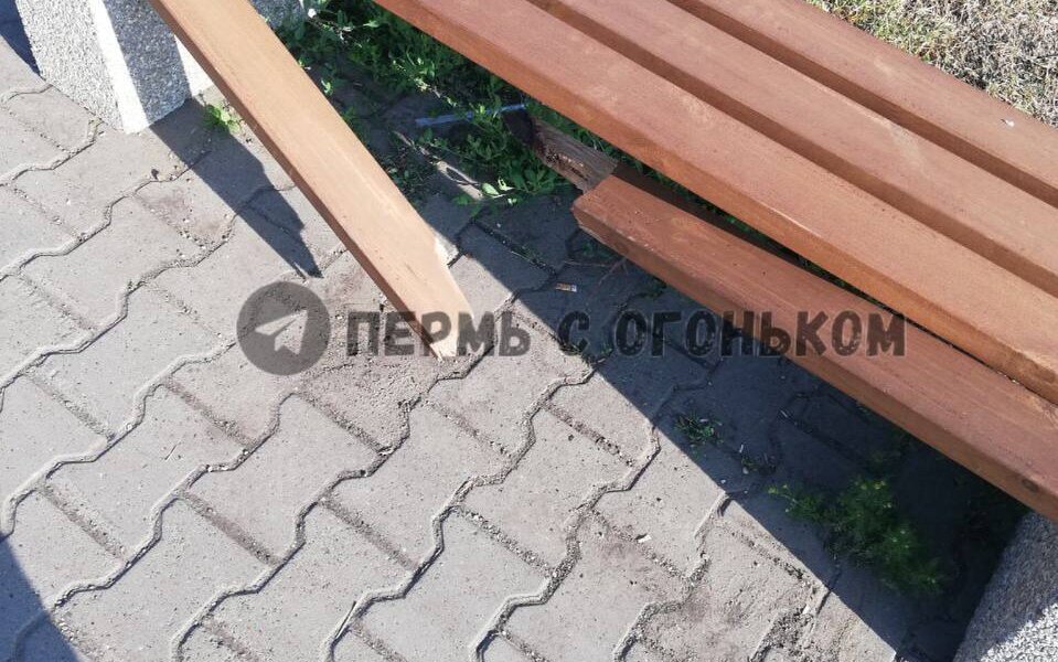 Пермяки обнаружили сломанную лавку на обновленной Слудской горке