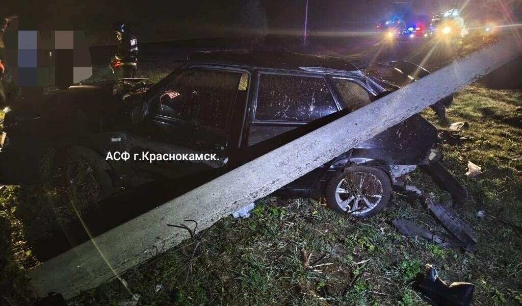 ​В Прикамье с трассы улетели два автомобиля, снеся опору ЛЭП