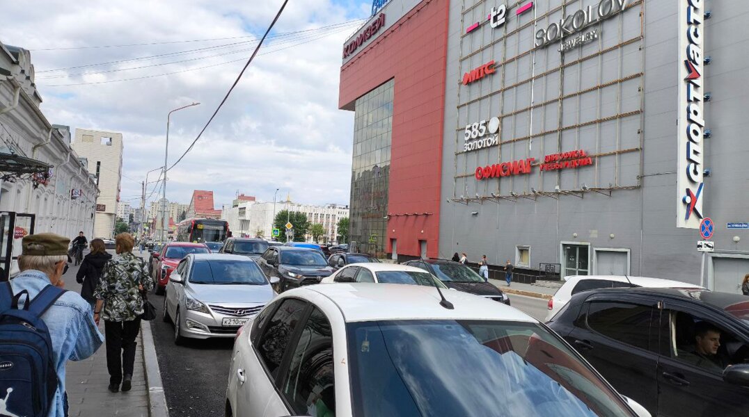 В День молодежи в центре Перми возникли автомобильные заторы