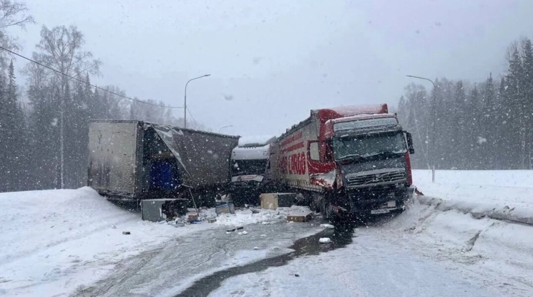 Из-за столкновения трех фур перекрыли участок трассы Пермь-Екатеринбург