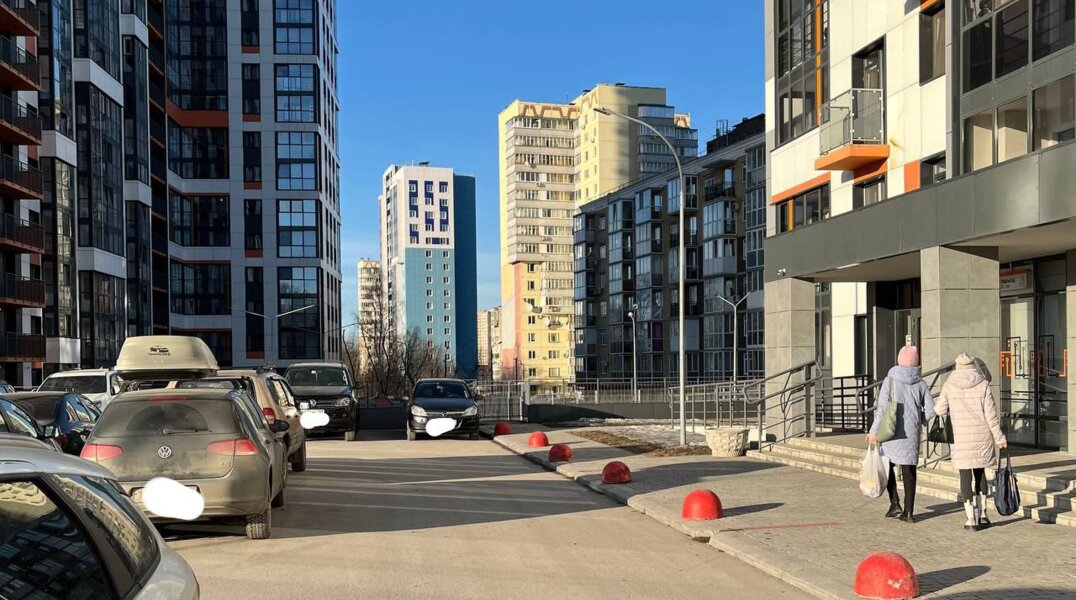 В Перми на козырке многоквартирного дома на ДКЖ нашли тело женщины