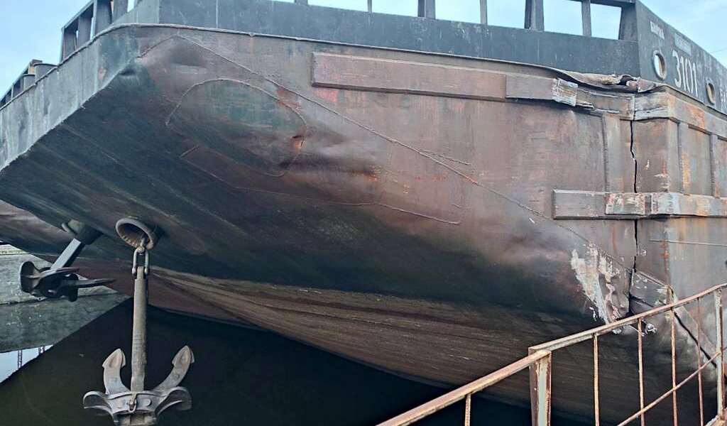 В Пермском крае судно «Николай Чувашев» неудачно «припарковалось» на шлюзе и получило повреждение