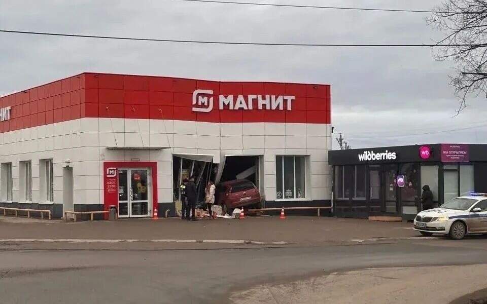 ​В автомобиле, который въехал в магазин в Прикамье, пострадала пассажирка