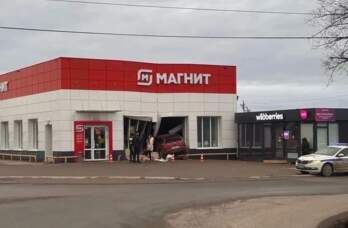 ​В автомобиле, который въехал в магазин в Прикамье, пострадала пассажирка