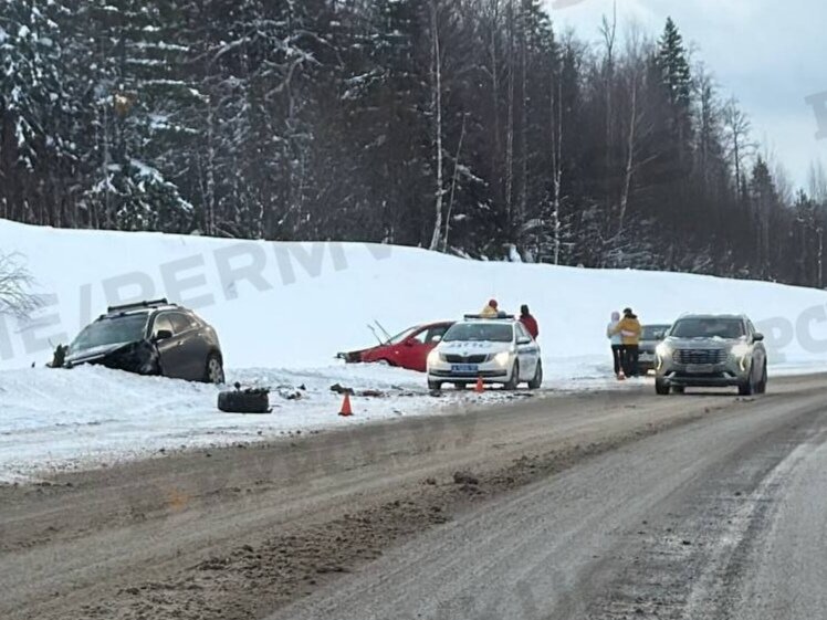 Cadillac и Chevrolet столкнулись на трассе в Прикамье — есть пострадавшие