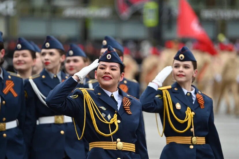 Военнослужащая потеряла туфлю на параде в Перми