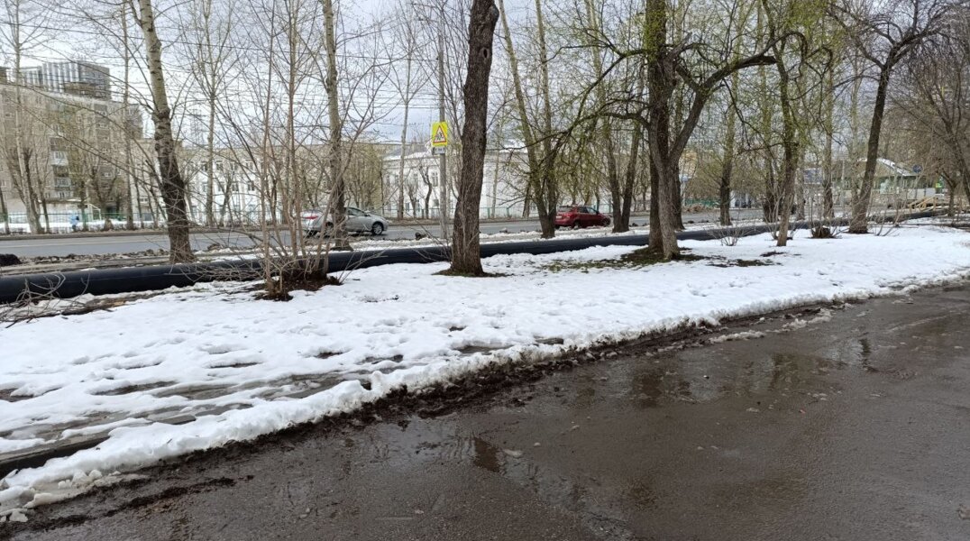 В Перми вдоль тротуара на улице Карпинского появился трубопровод
