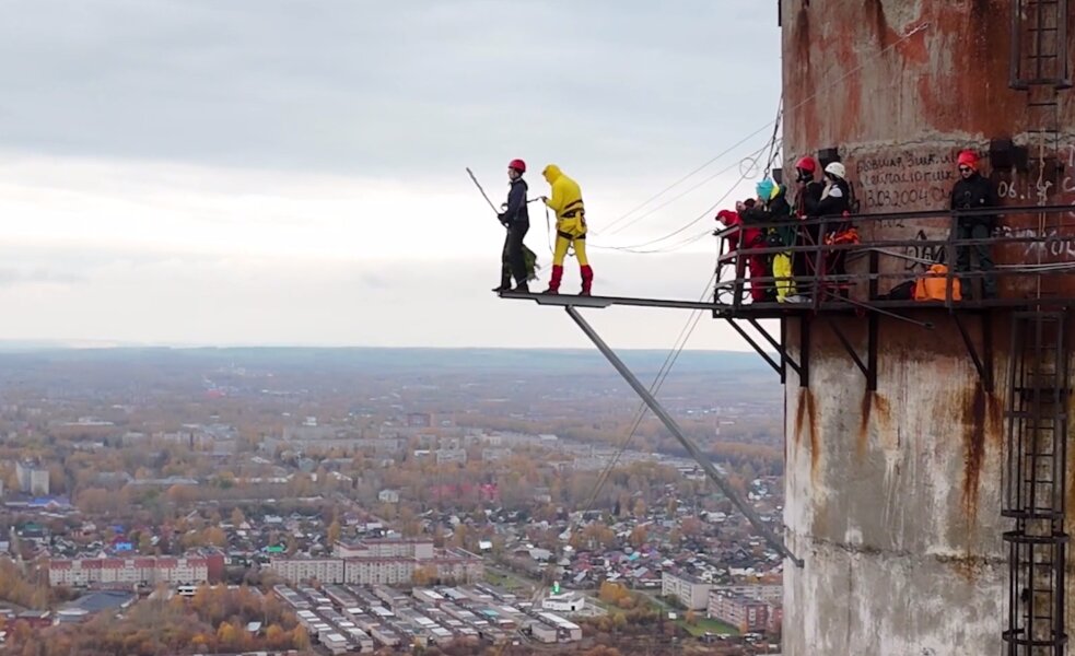 Пермяки совершили серию прыжков с высоты 180 метров