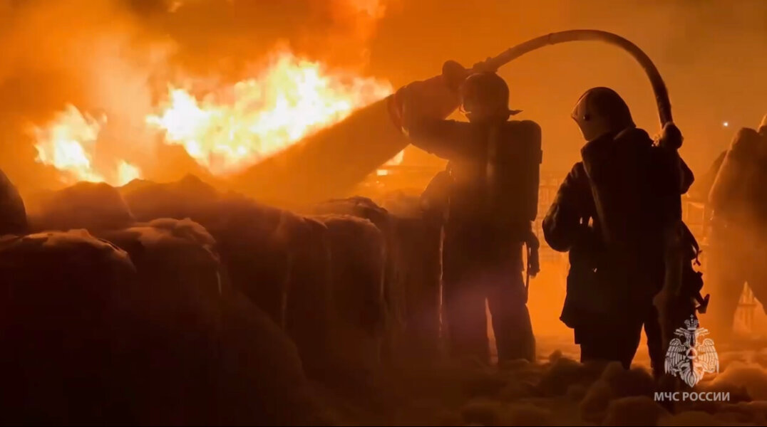 В Перми тушат емкости с тремя тысячами литров горючего