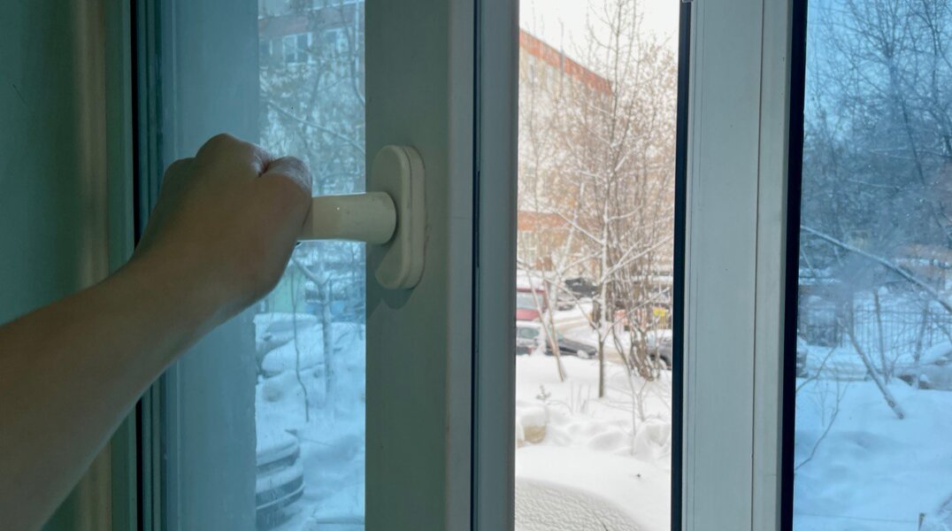 Пермские спасатели не дали выпасть ребенку из окна на 4 этаже