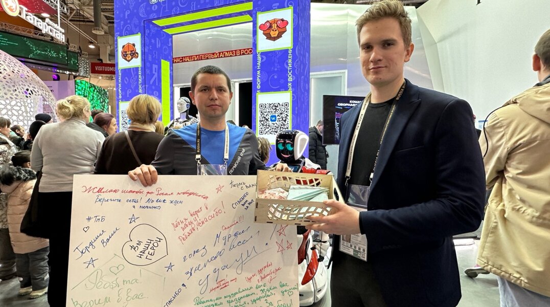 Гости выставки "Россия" на ВДНХ создали коллективное письмо пермскому батальону "Молот"