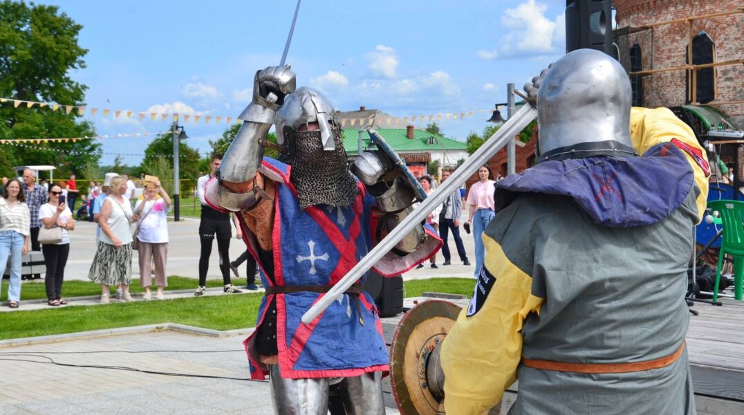 Поединки рыцарей и дуэль на саблях. В Прикамье прошел фестиваль исторической реконструкции