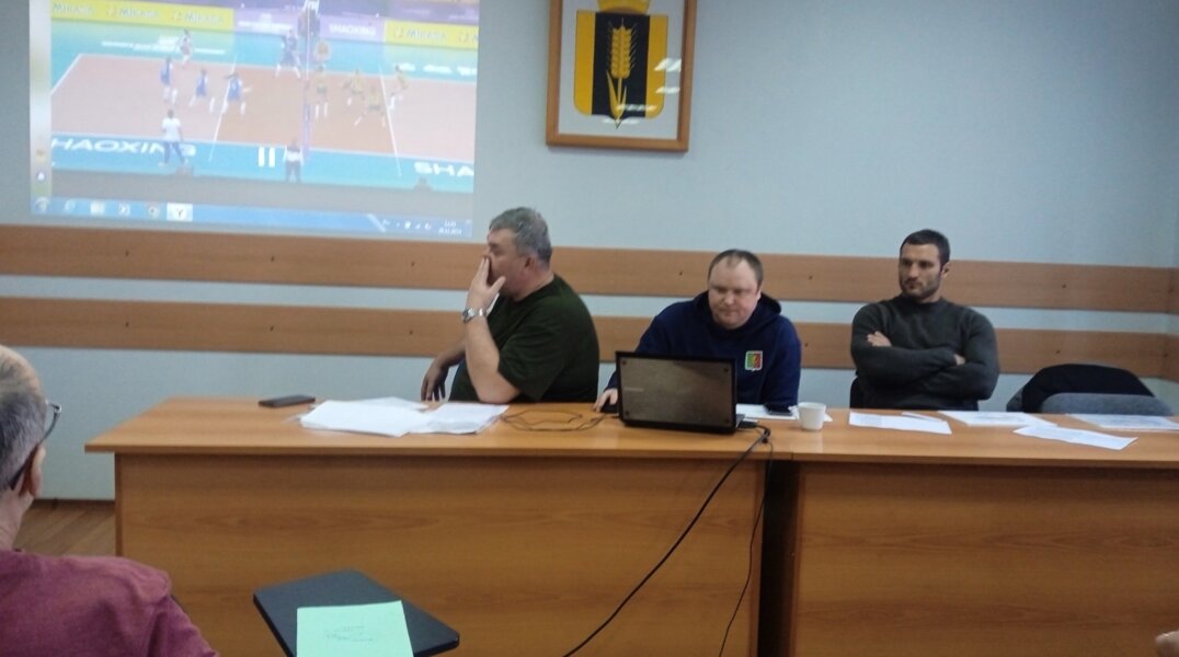 Сорок три карагайский учителей физкультуры прошли мастер-класс по волейболу