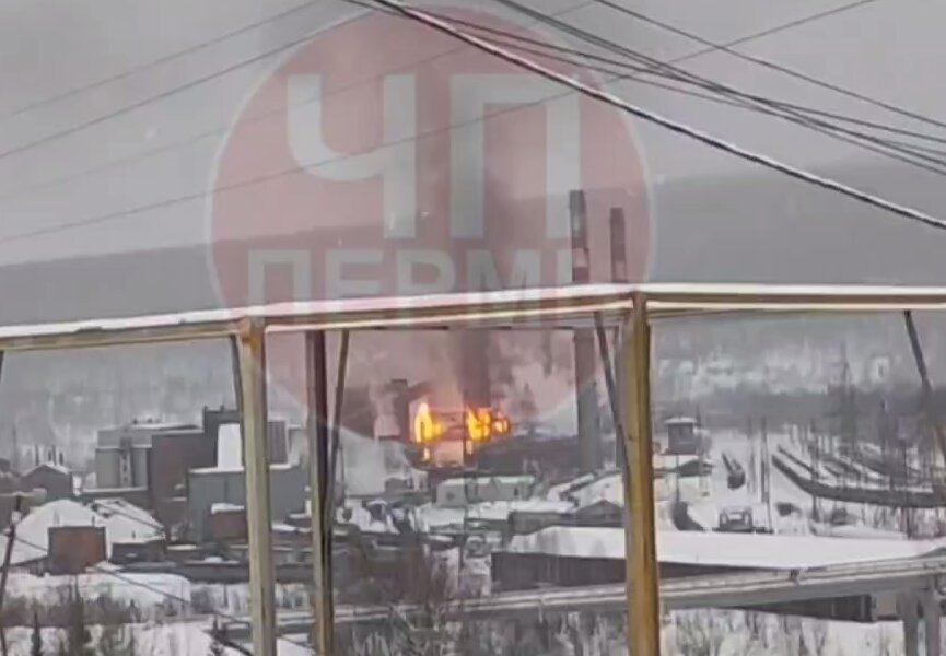 В Пермском крае горнолыжников напугал мощный пожар на заводе