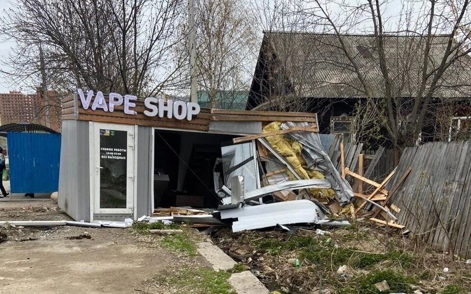 Перевозчик рассказал, почему водитель протаранил вейпшоп в Перми