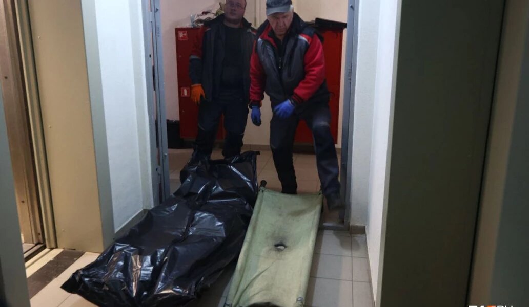 В Екатеринбурге двое маленьких детей три дня жили с мертвыми родителями