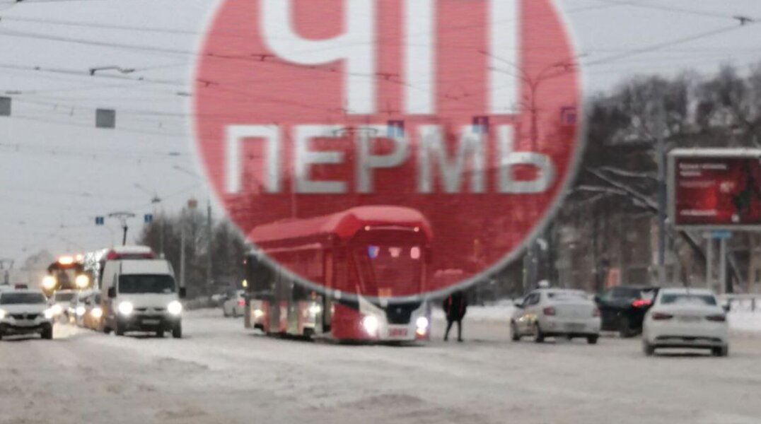 В Перми у цирка сошел с рельсов трамвай