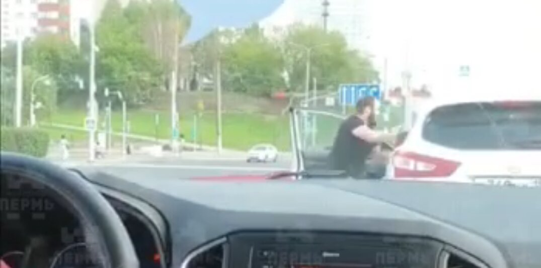 В центре Перми водители устроили драку посреди проезжей части