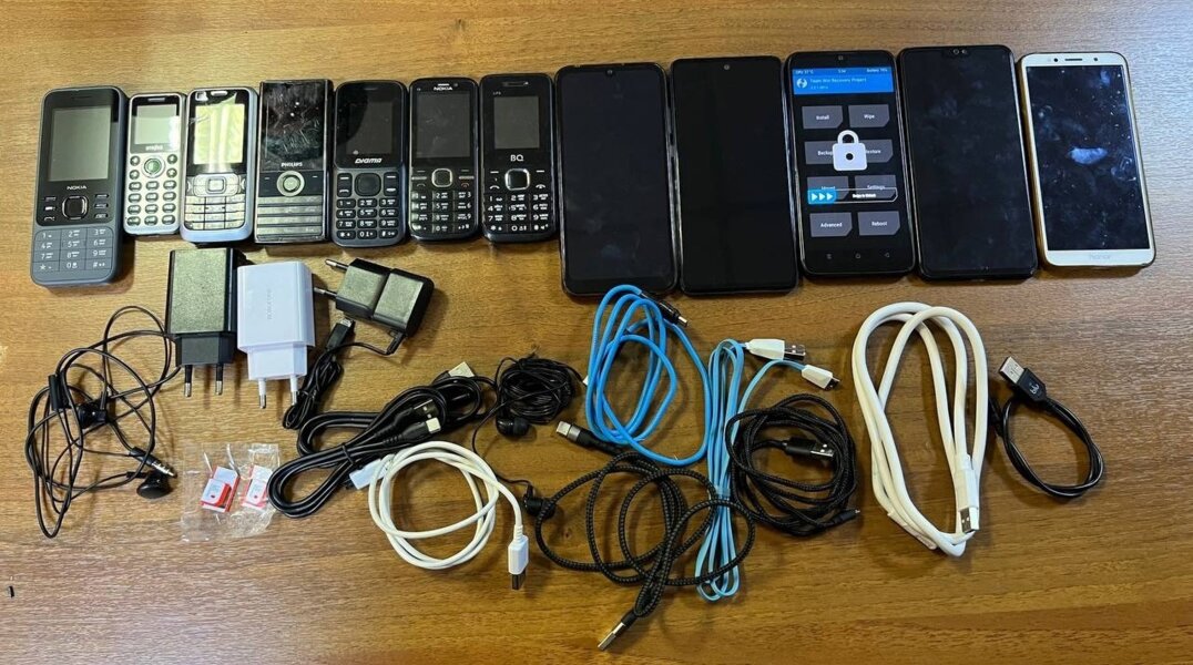 В колонию Пермского края пытались незаконно передать двенадцать телефонов