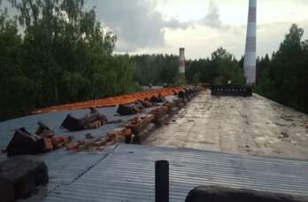 Спасатели обследовали частично обрушившуюся крышу дома в Перми