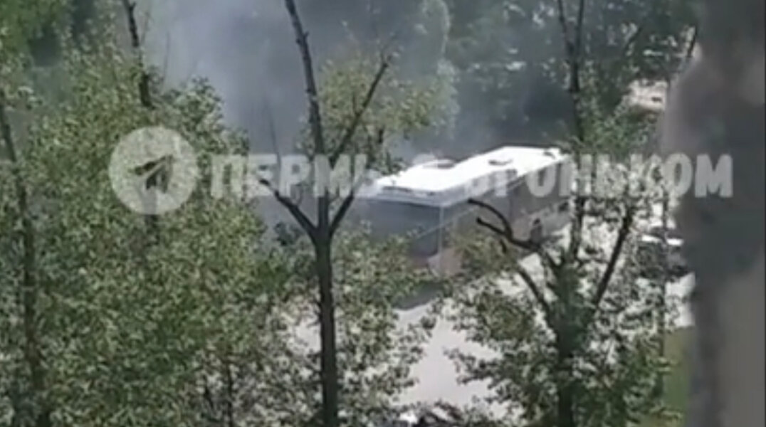 Жителей Перми напугали громкий хлопок и дым, который вырывался из автобуса