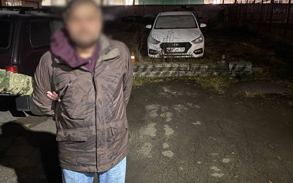 Пермяк, называя себя Богом, разбил чужой автомобиль на парковке