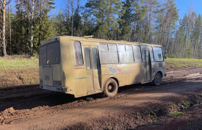 В Прикамье на пути между двумя деревнями застрял рейсовый автобус