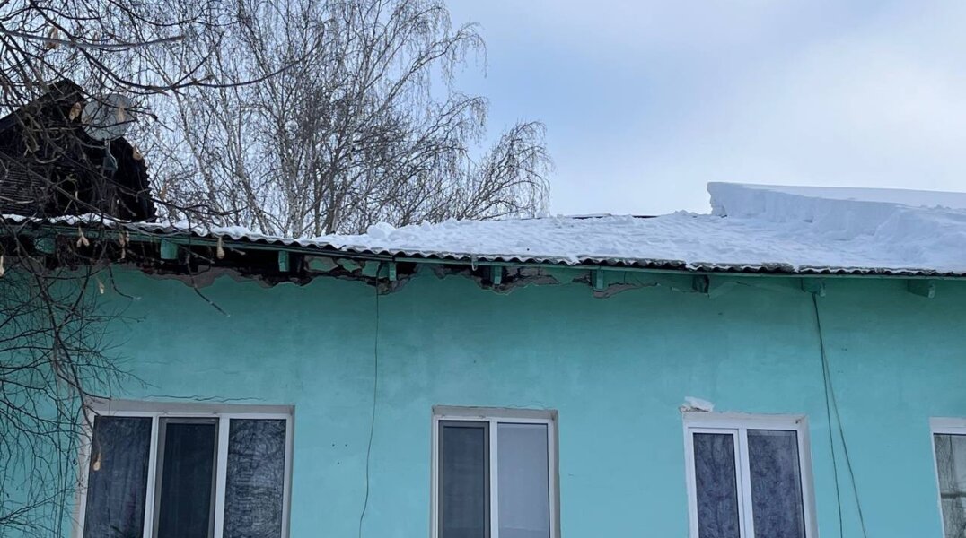 В Кунгуре частично обрушилась крыша многоквартирного дома из-за скопившегося снега