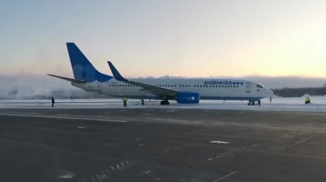 Пассажиры самолета, угодившего в сугроб в пермском аэропорту, отправили в Москву другим бортом