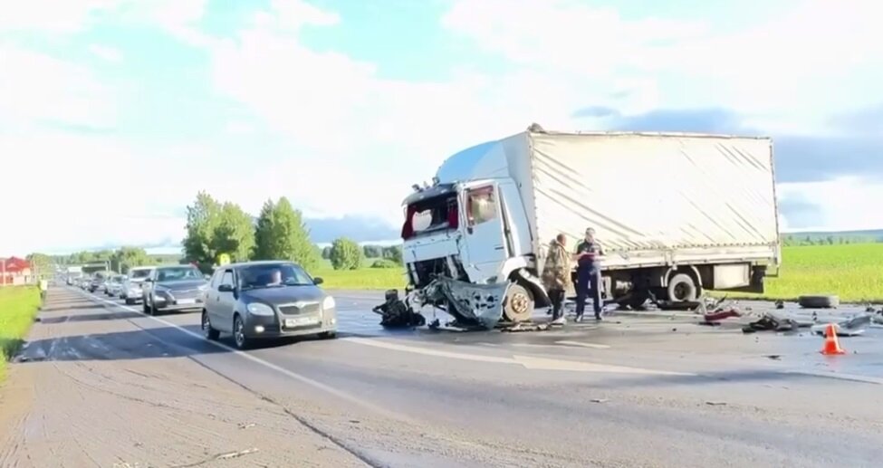 На трассе рядом с границей Пермского края и Свердловской области погиб молодой водитель