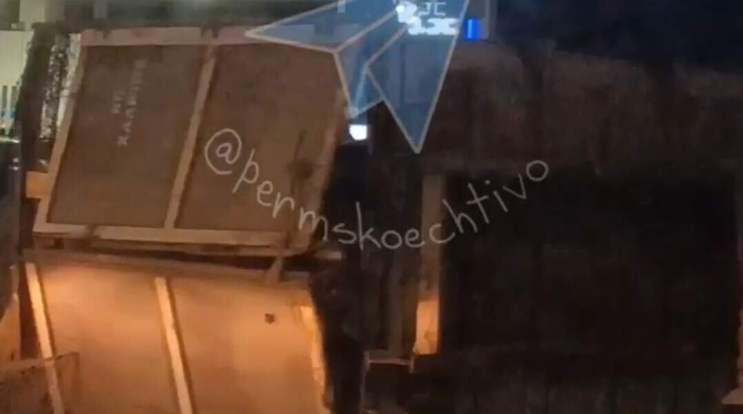 В Перми на ул. Куйбышева опрокинулся КАМАЗ