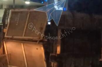 В Перми на ул. Куйбышева опрокинулся КАМАЗ