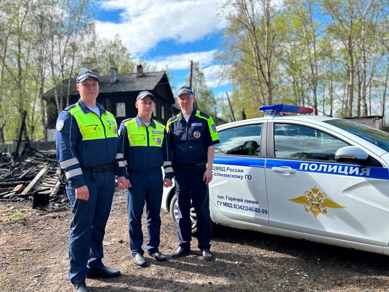 В Прикамье полицейские вынесли на руках семью с детьми из горящего дома