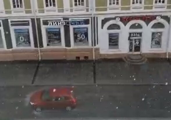 Центр Перми накрыло ливнем и градом