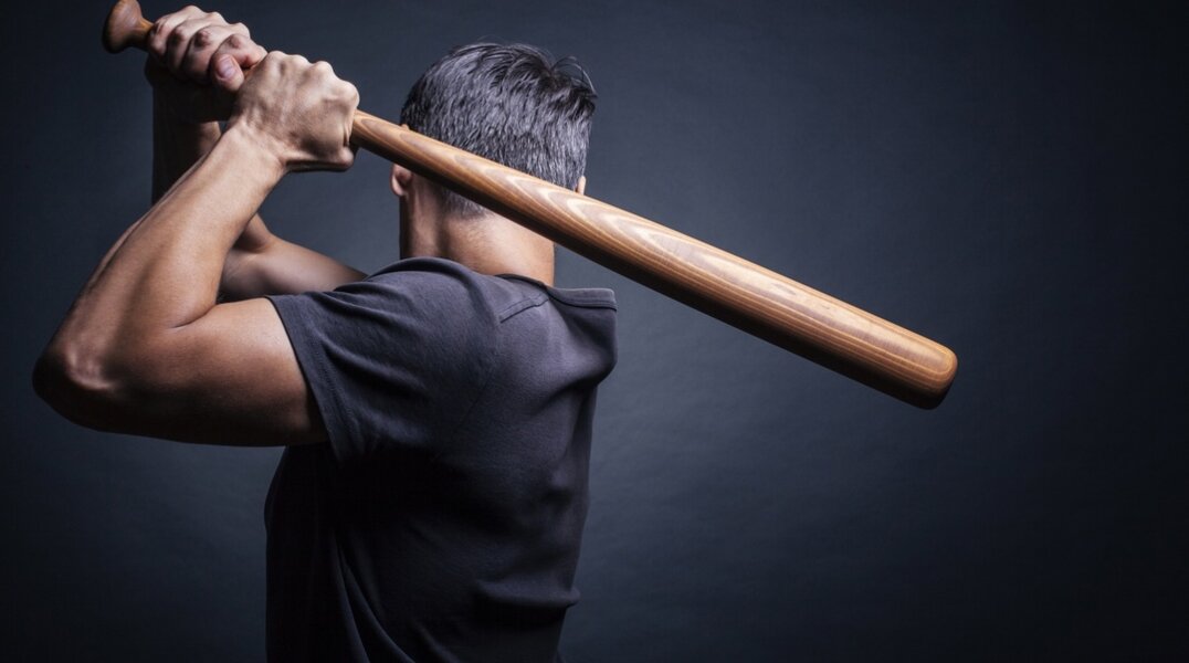 Пермяк сломал другому челюсть и нос деревянной битой из-за парковки у кафе